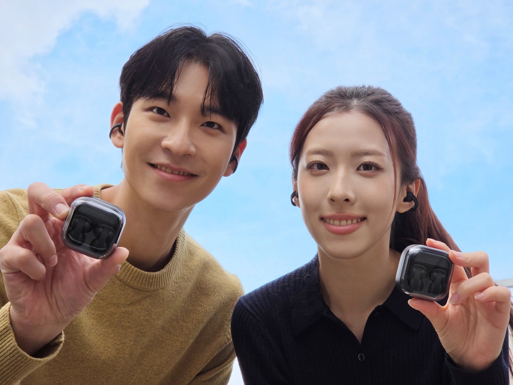 갤럭시 버즈 온을 착용하고 충전 케이스를 든 삼성전자 모델들
